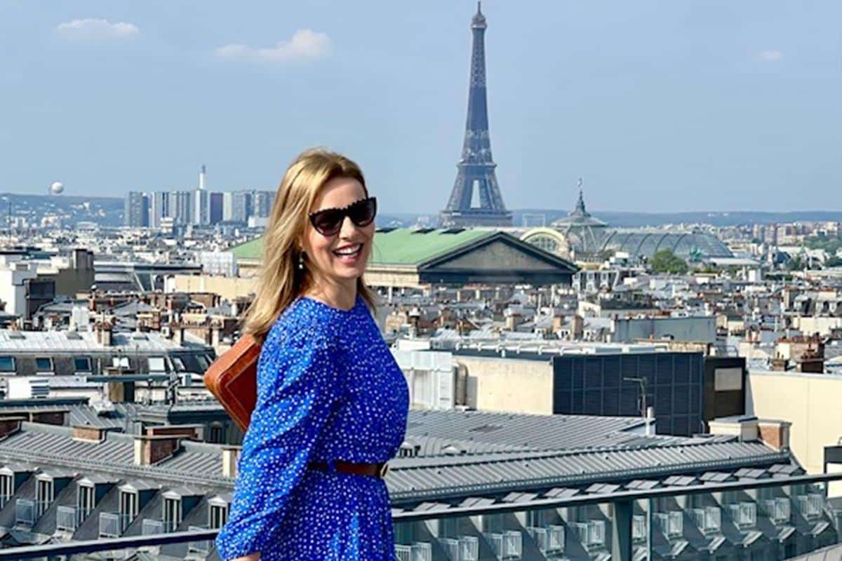 Valeria Doustaly com a Torre Eiffel, em Paris