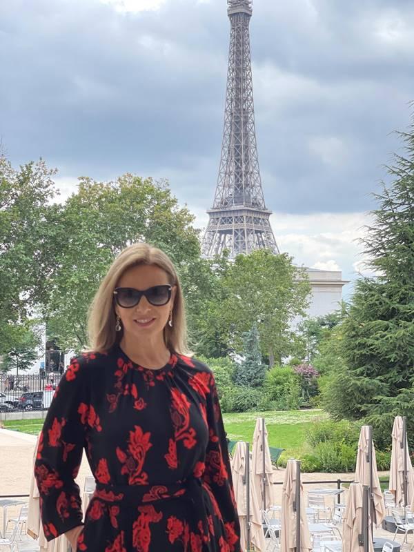 Valeria Doustaly com a Torre Eiffel ao fundo