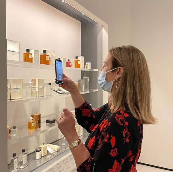 Sala dedicada ao perfume Nº 5 da Chanel em exposição