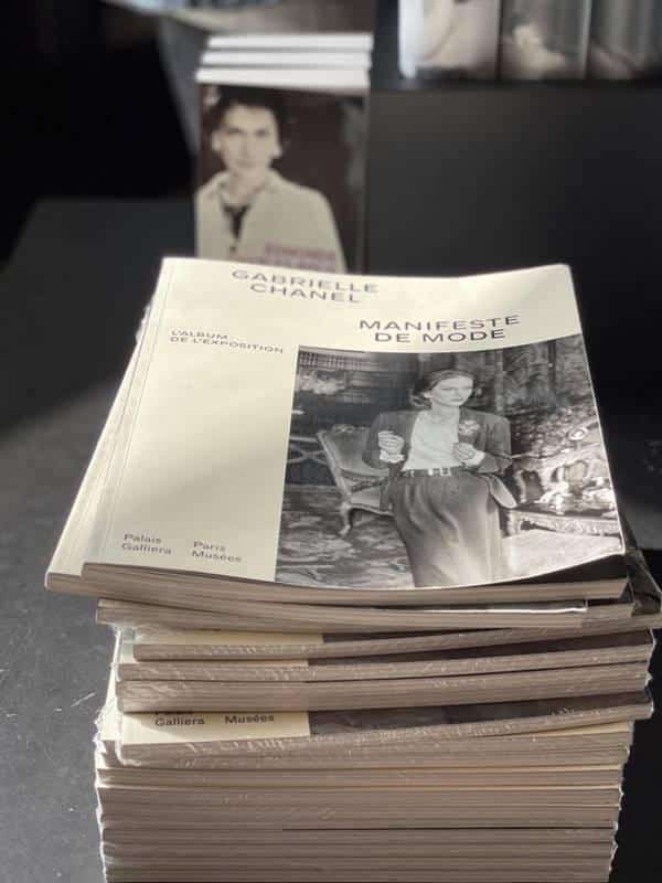 Catálogo de exposição da Chanel