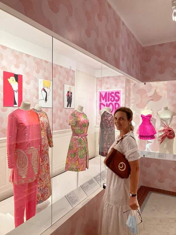 Valeria Doustaly em ambiente com vestidos rosas da Dior