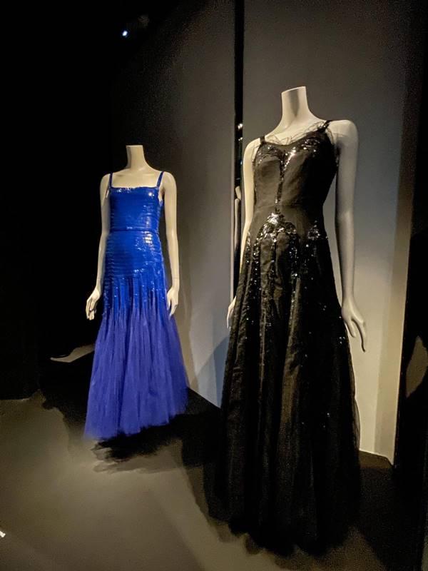Vestidos em exposição da Chanel no Palais Galliera, em Paris