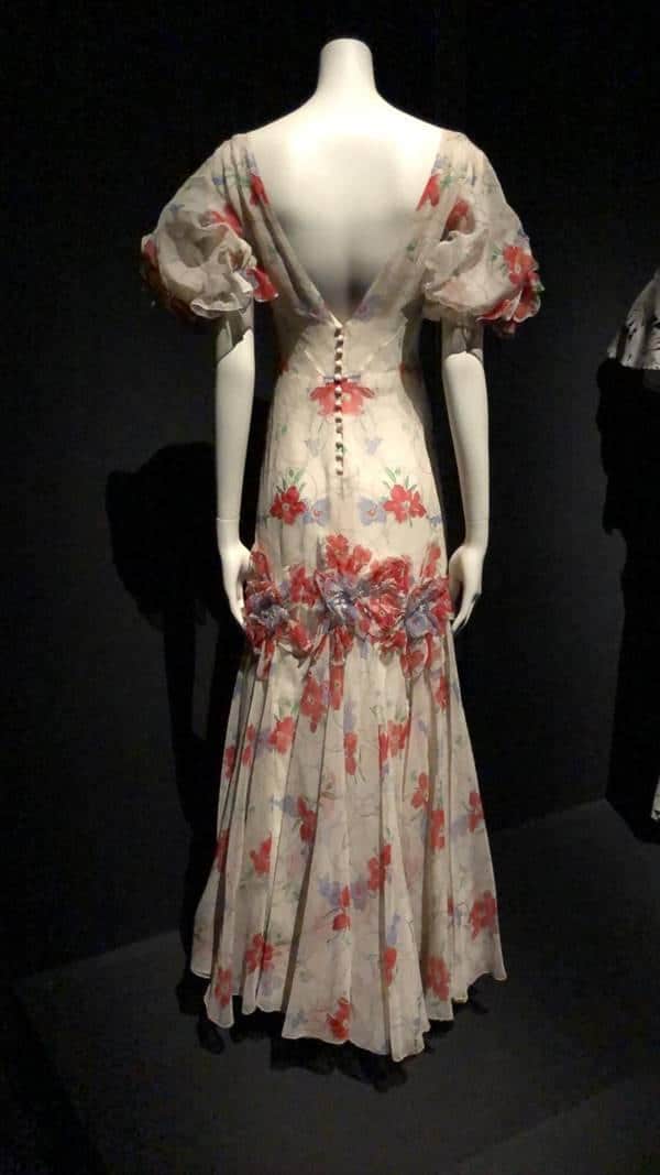 Vestido florido em exposição da Chanel