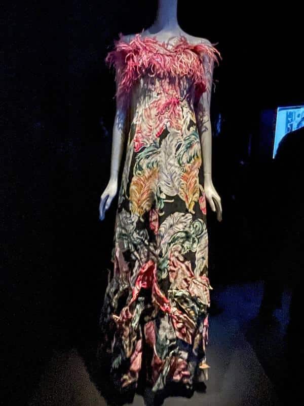 Vestido florido com plumas em exposição da Chanel