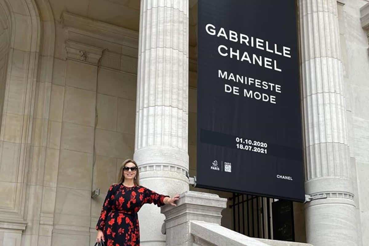 Valeria Doustaly no Palais Galliera para exposição da Chanel