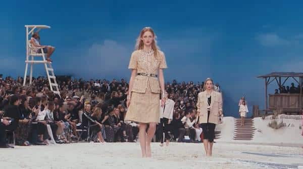 Cenário de praia em desfile da Chanel by Karl Lagerfeld
