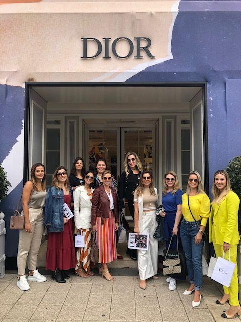 Grupo do Paris Style Week em loja da Dior