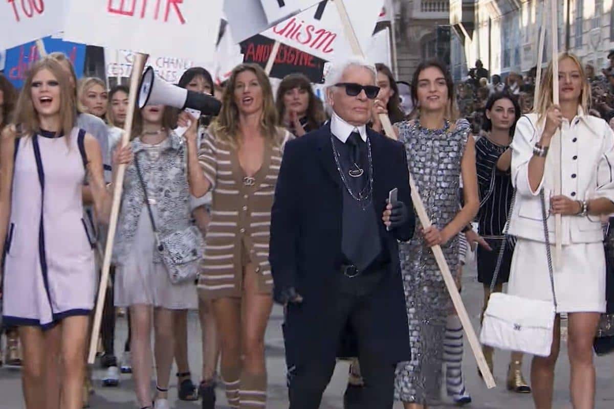 Karl Lagerfeld, Gisele Bündchen e outras modelos em desfile com protesto para a primavera/verão 2015 da Chanel