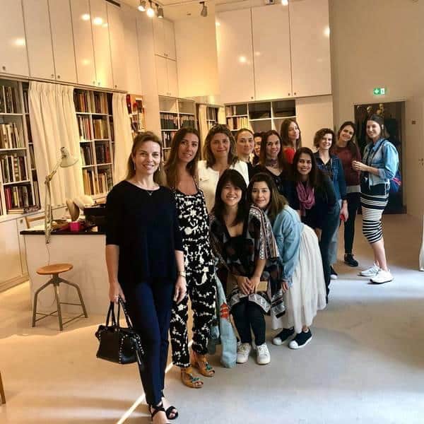 Participantes do curso de moda Paris Style Week no Museu Yves Saint Laurent, em Paris