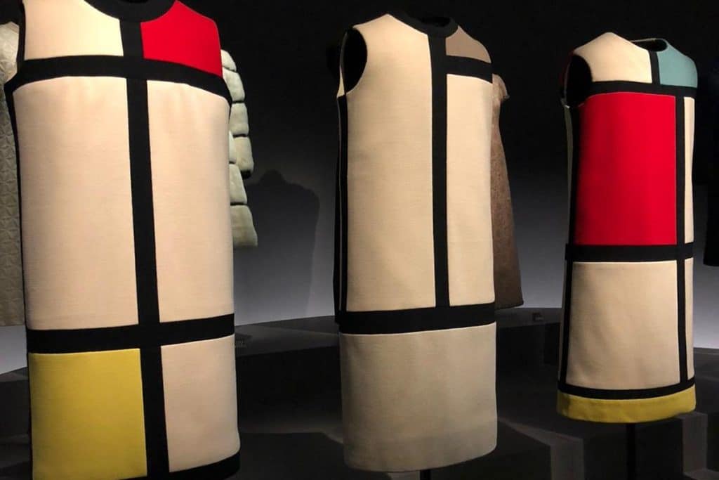 Vestidos Mondrian em exposição (2019) no Museu Yves Saint Laurent, em Paris