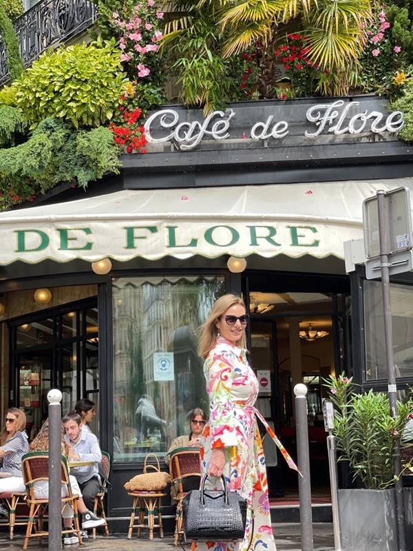 Em Paris, Valeria Doustaly no Café de Flore