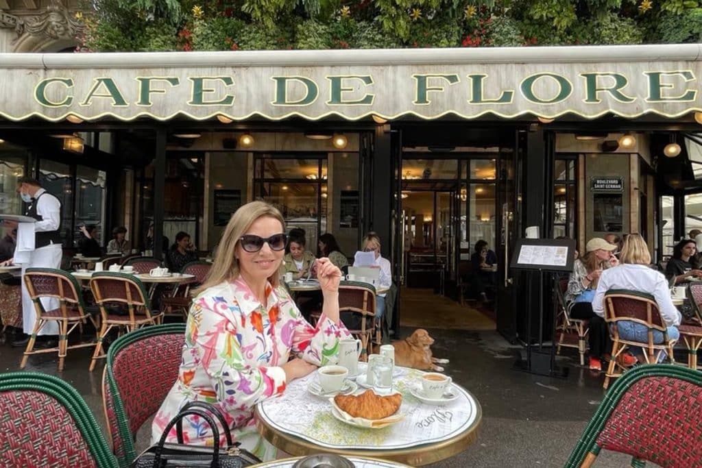 Valeria Doustaly em mesa no Café de Flore, em Paris