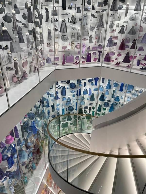 La Galerie da Dior, com miniaturas de peças
