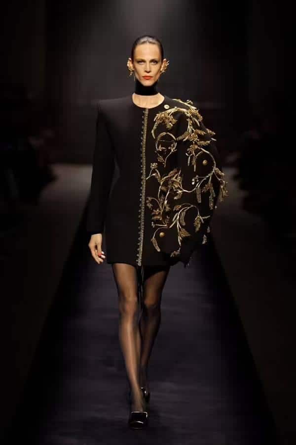 Look da Schiaparelli, na temporada de outono/inverno 2022/23, durante a Semana de Alta-Costura