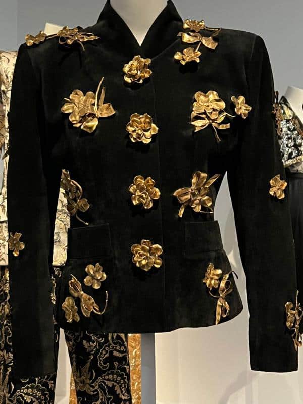 Casaco bordado com flores douradas by YSL