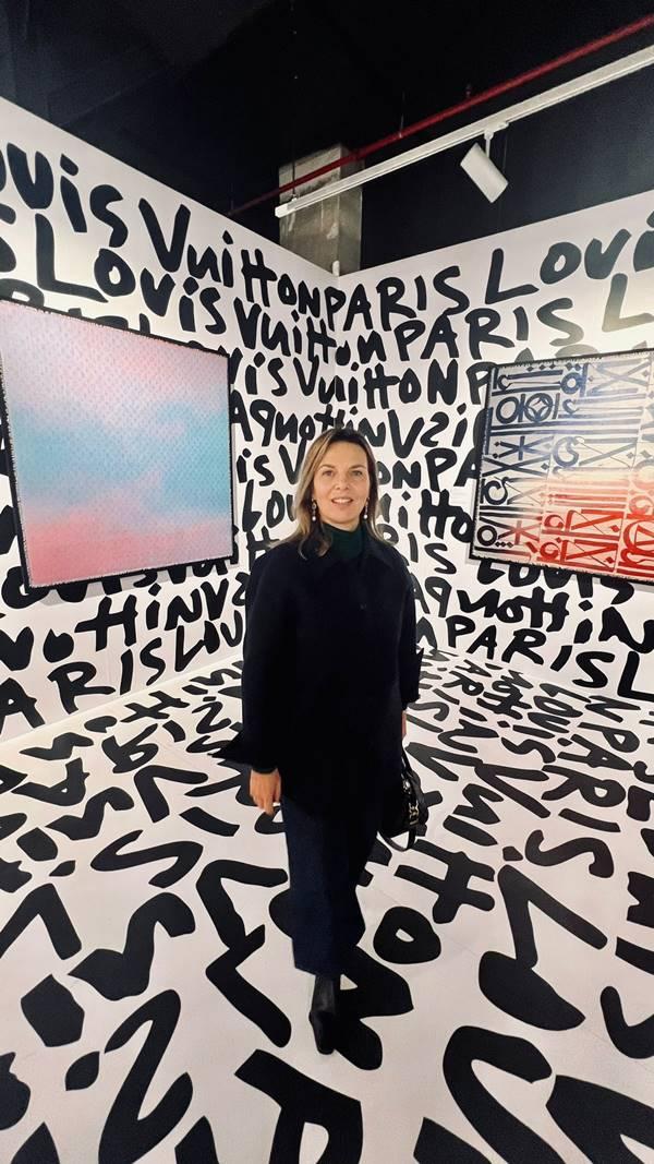Valeria Doustaly em exposição sobre a história da marca Louis Vuitton em Paris
