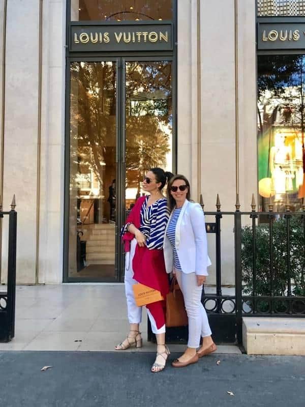 Valeria Doustaly e amiga em frente a uma loja da Louis Vuitton