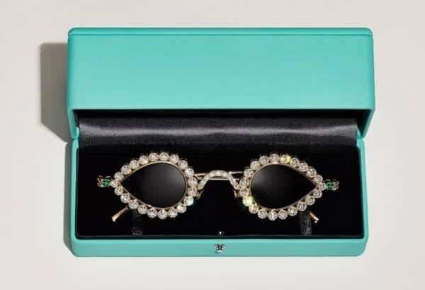 Óculos de sol com diamantes em caixa azul da Tiffany
