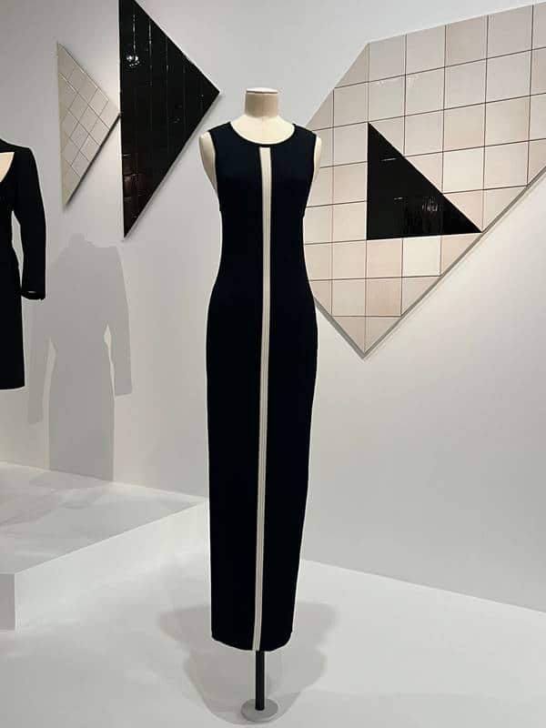 Em exposição, looks em preto e branco criados pelo estilista Yves Saint Laurent