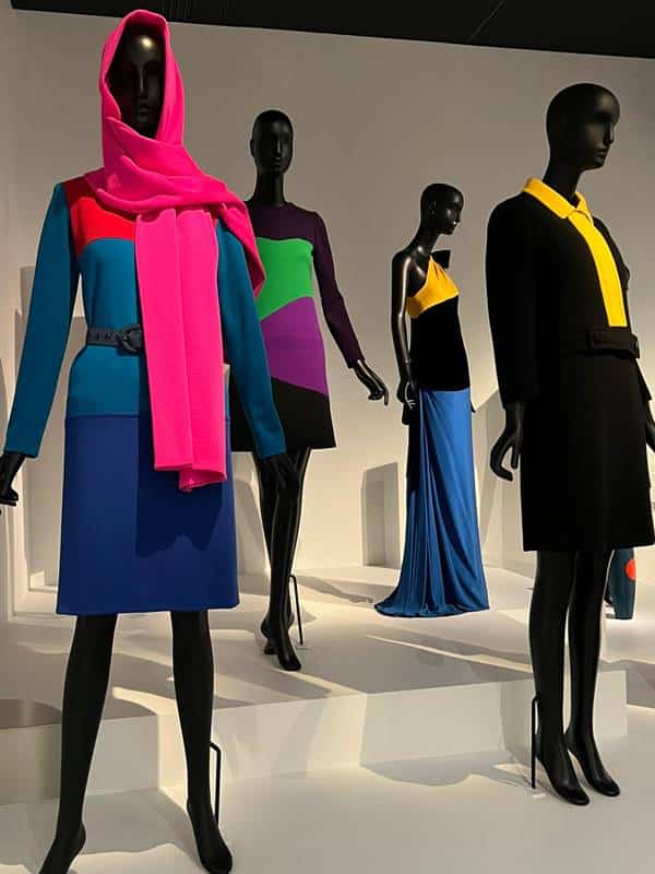 Em exposição, looks geométricos e coloridos criados por Yves Saint Laurent