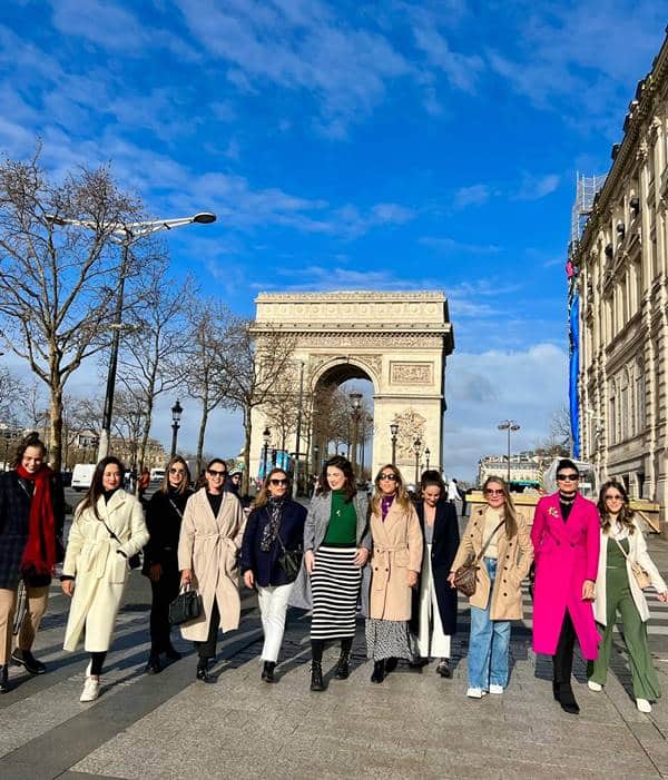 Grupo do Paris Style Week tirando fotos no Arco do Triunfo