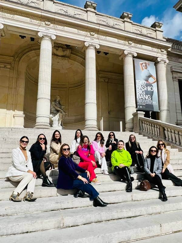 Mulheres do Paris Style Week na escadaria do Palais Galliera