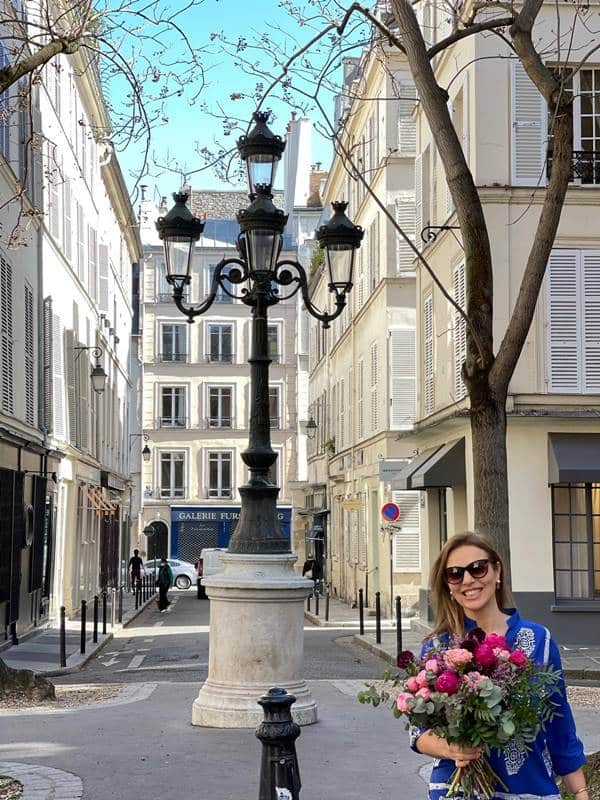 Valeria Doustaly com flores na Place Furstenberg, em Paris