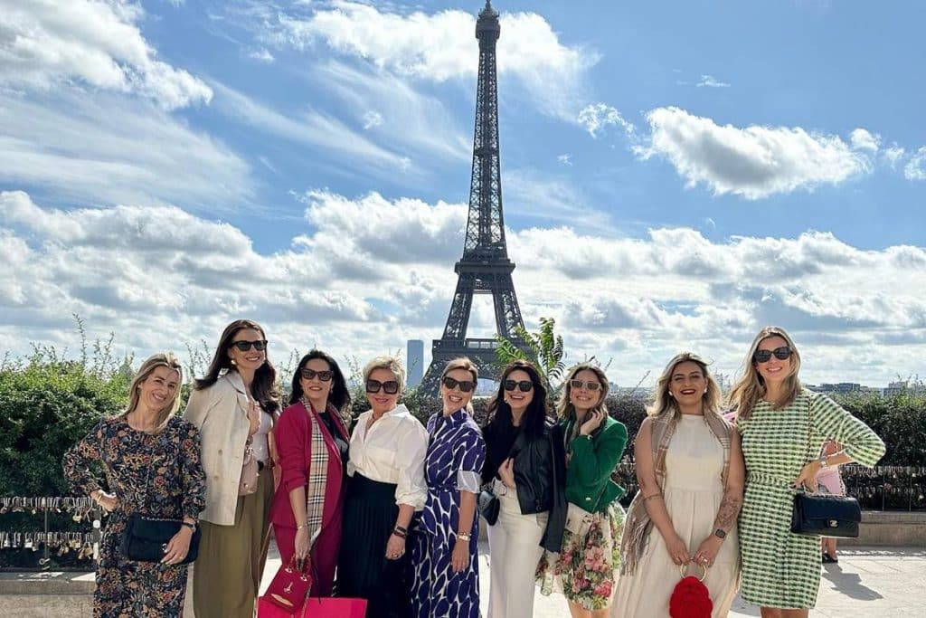 Participantes do Paris Style Week, curso de moda em Paris, na frente da Torre Eiffel