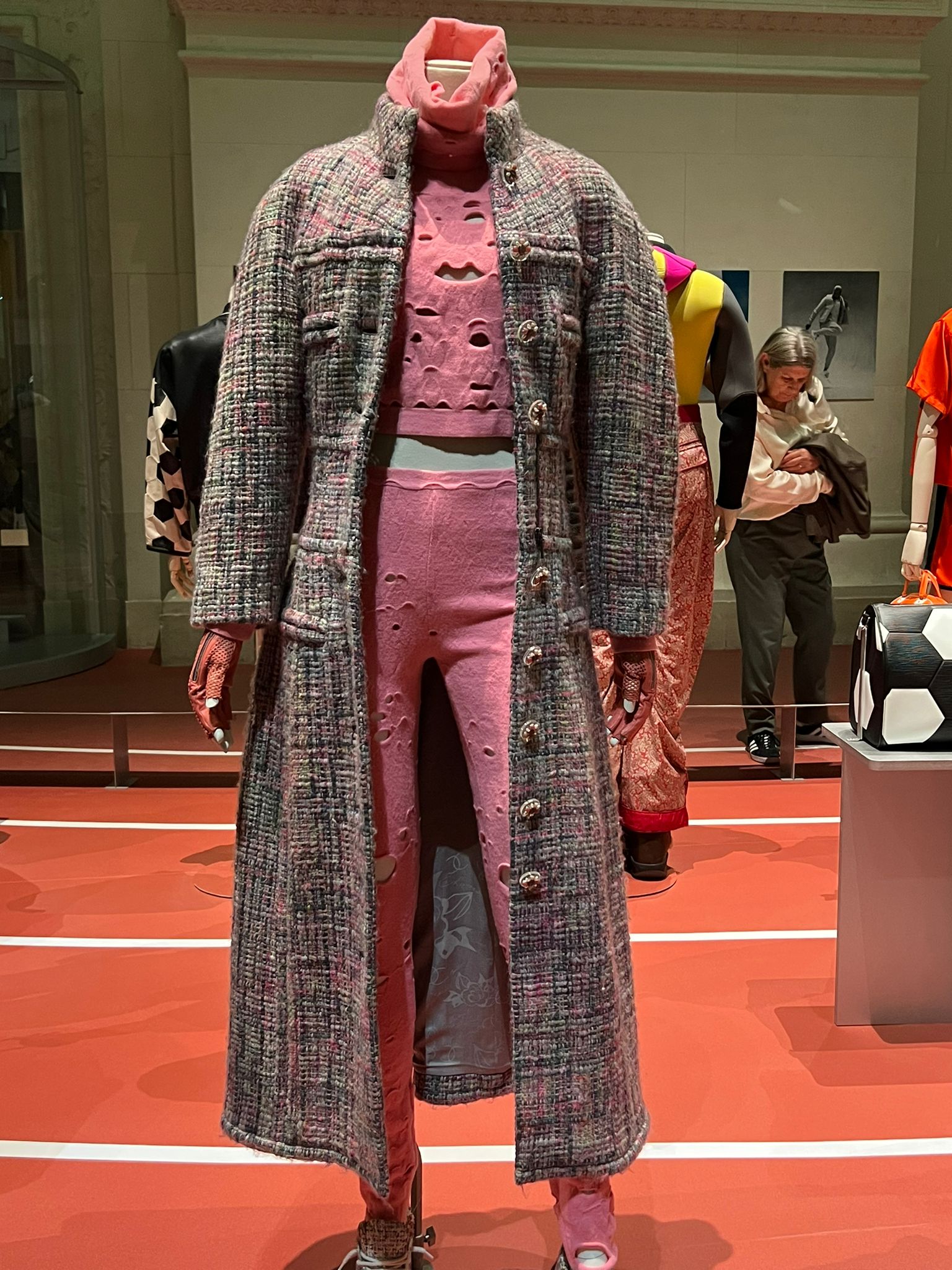 Look da Chanel by Karl Lagerfeld na exposição Moda e Esporte