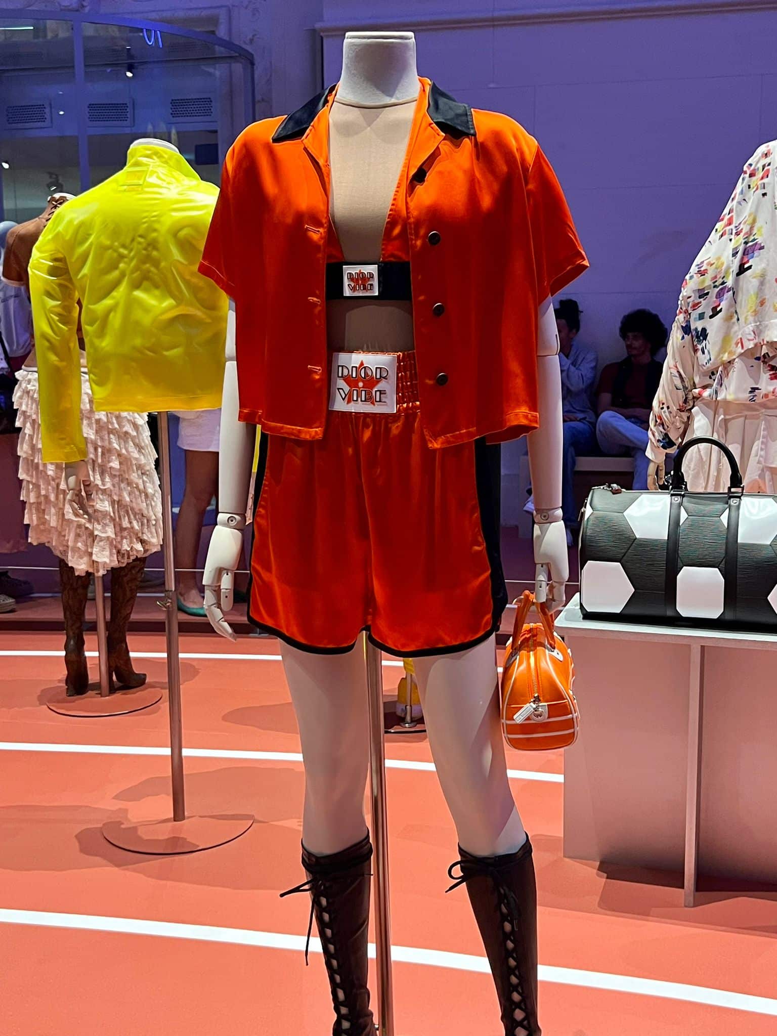 Look da Dior na exposição Moda e Esporte