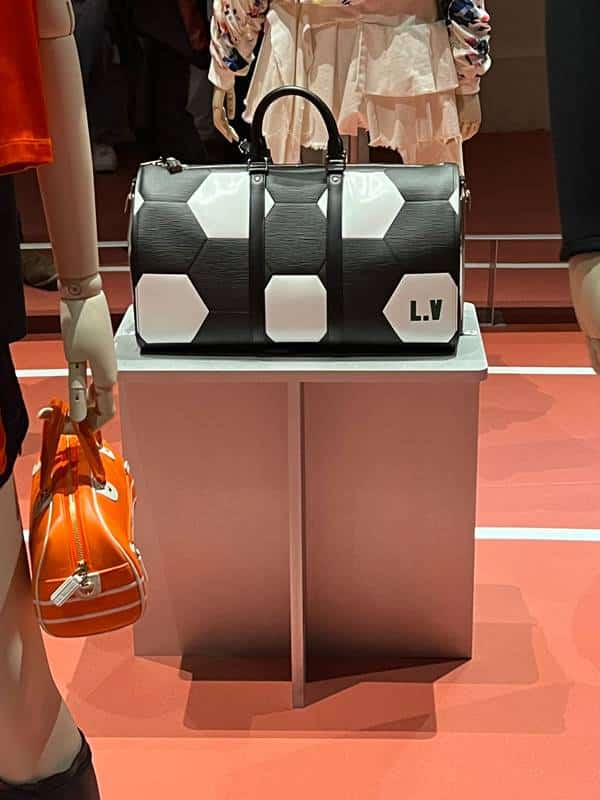 Bolsa da Louis Vuitton na exposição Moda e Esporte