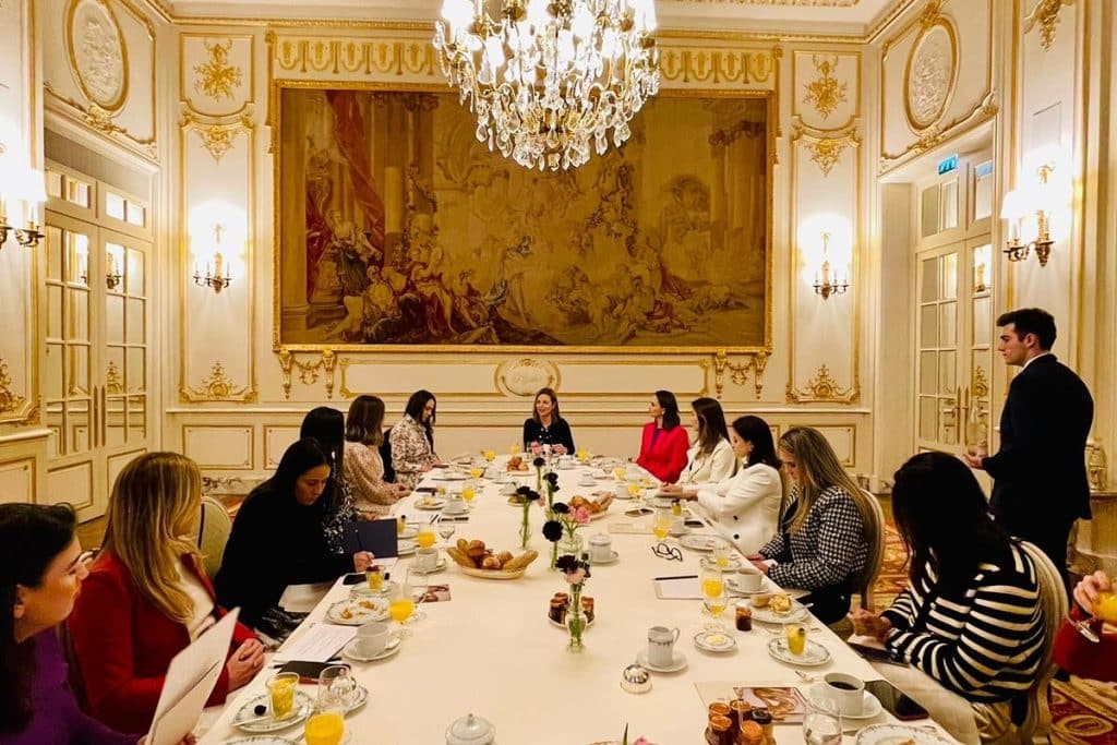 Grupo do Paris Style Week tomando café da manhã no hotel Ritz Paris