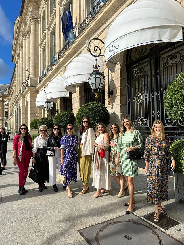 Grupo do Paris Style Week em frente ao Ritz Paris