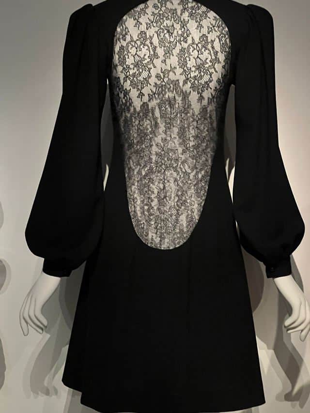 Vestido com renda nas costas criado por Yves Saint Laurent
