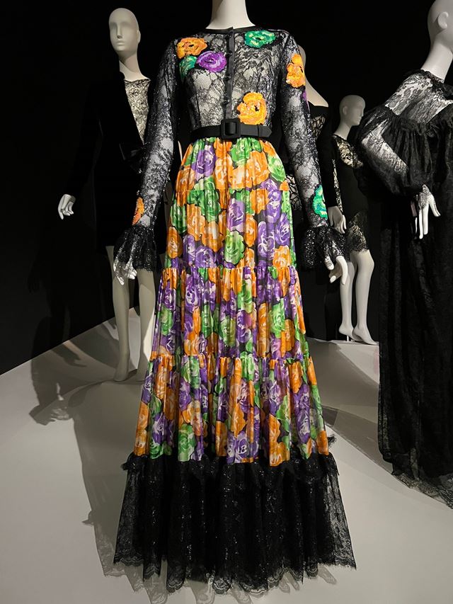 Vestido com transparências da exposição As Criações Diáfanas de Yves Saint Laurent