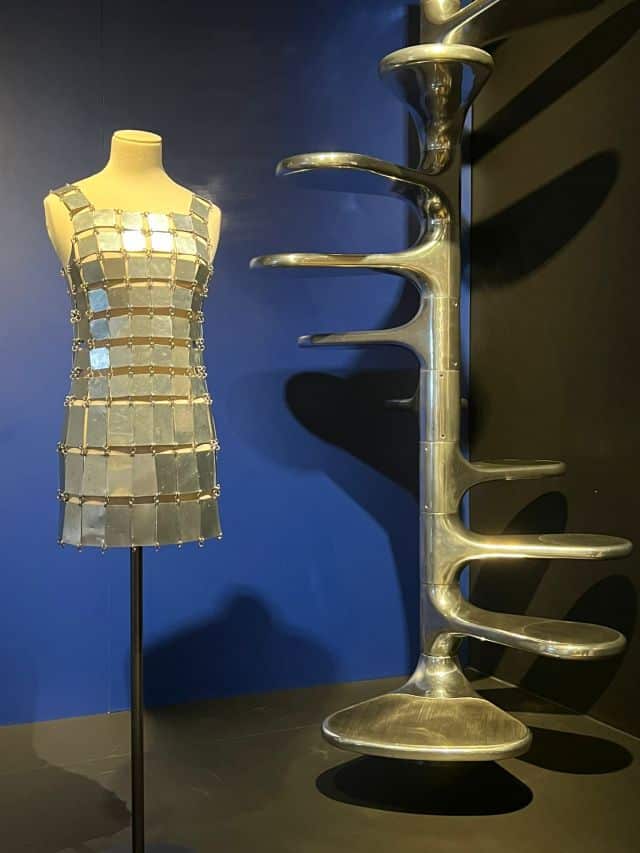 Vestido de Paco Rabanne e escada com design de Roger Tallon