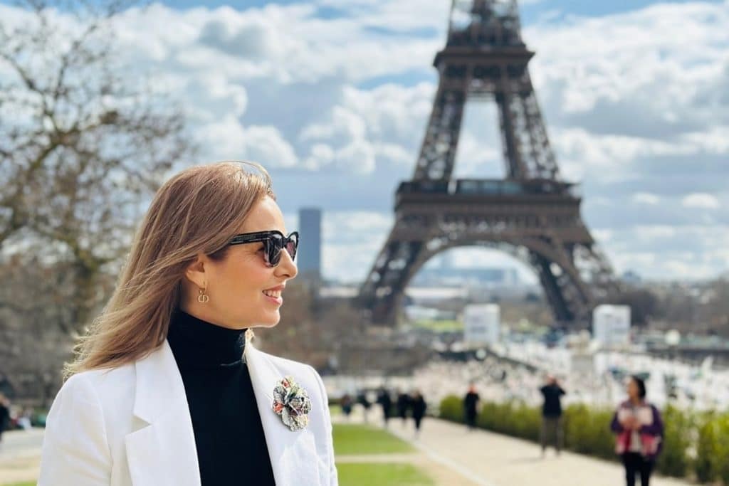 Valeria Doustaly na Torre Eiffel, em Paris