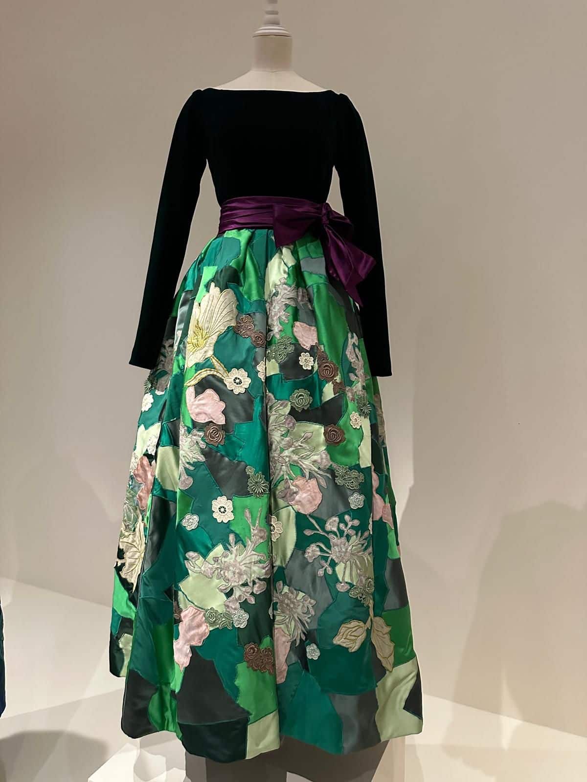 Vestido com flores criado por Yves Saint Laurent