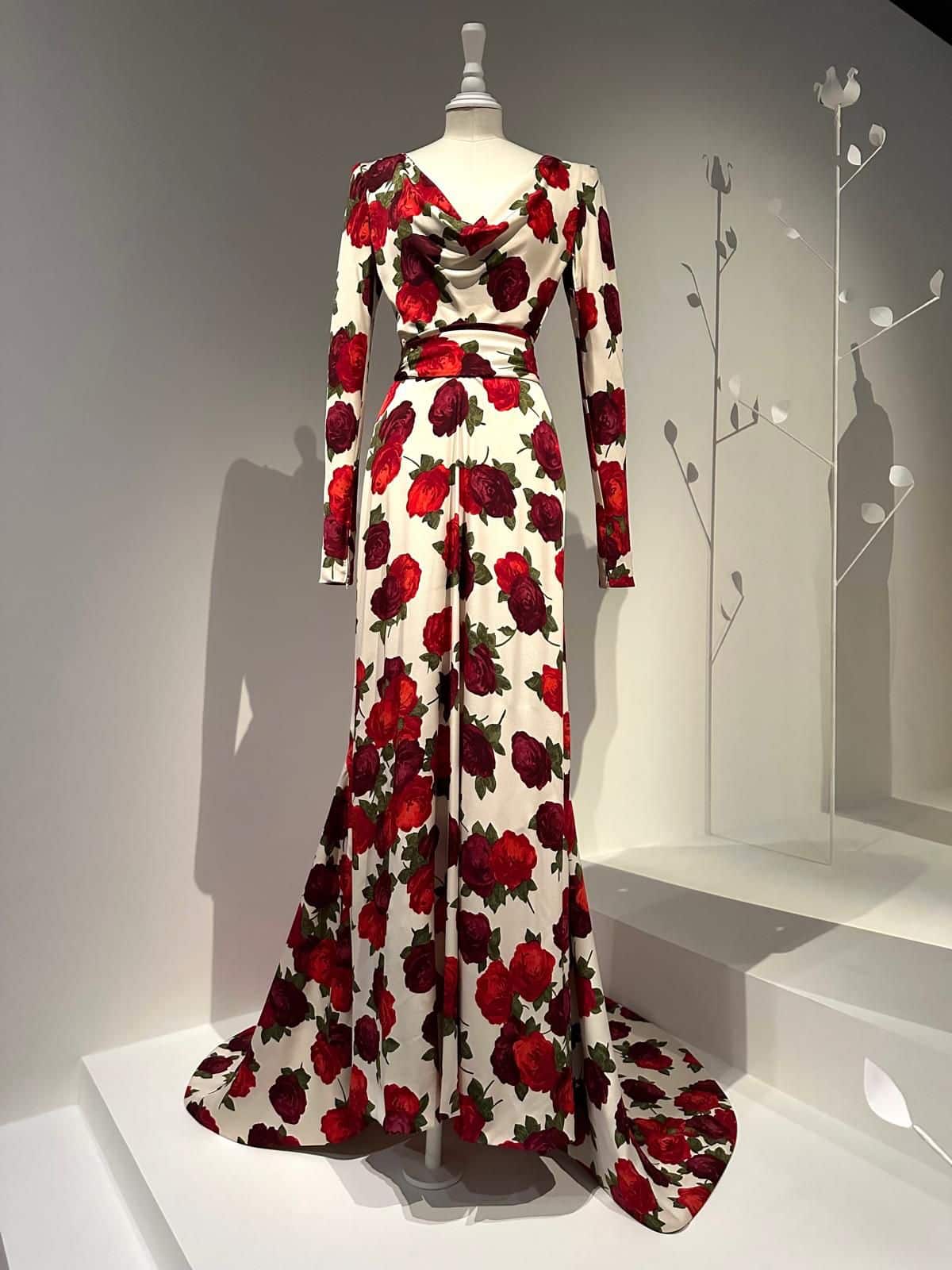 Vestido com flores criado por Yves Saint Laurent