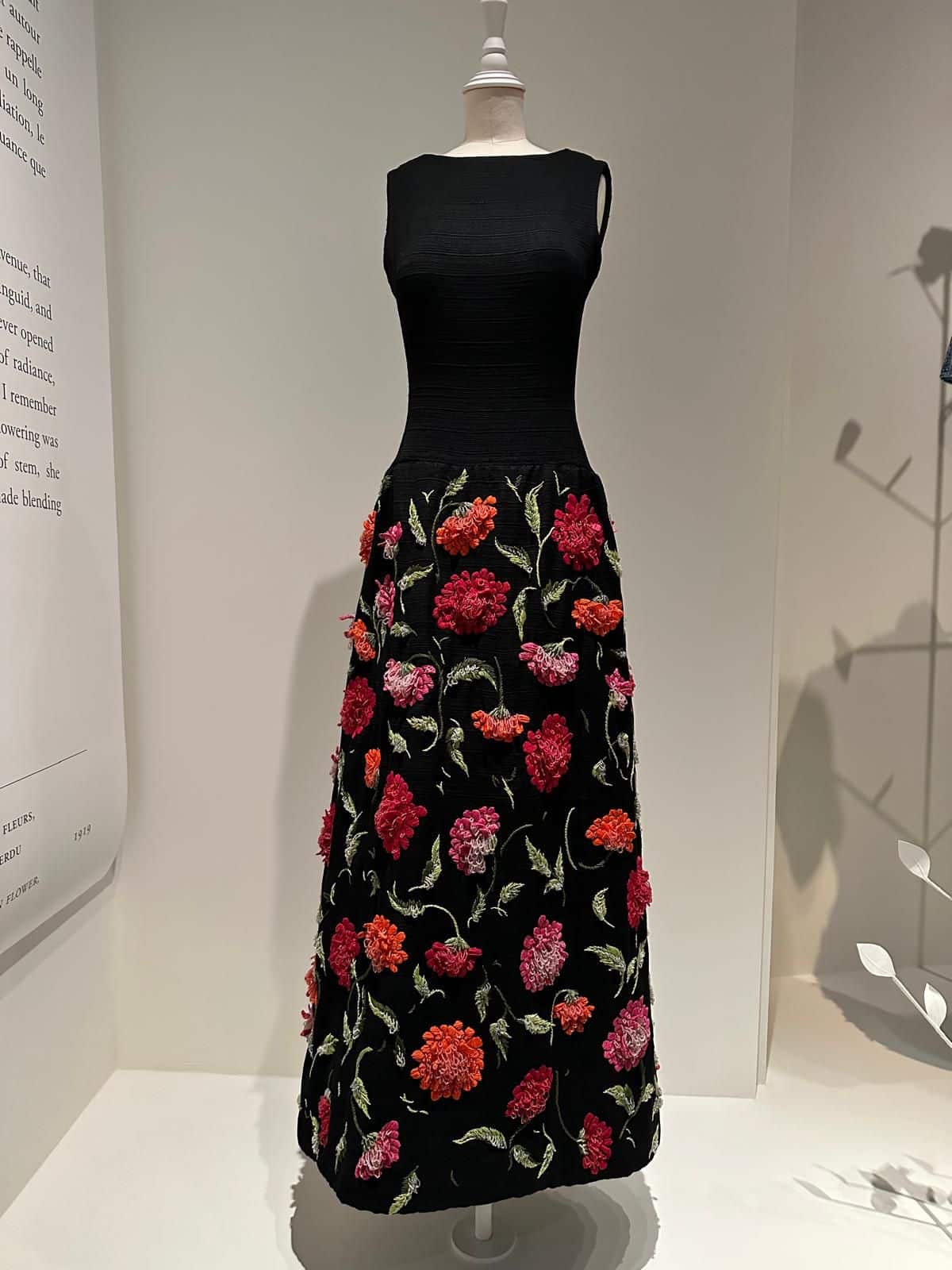 Vestido com flores criado por Yves Saint Laurent