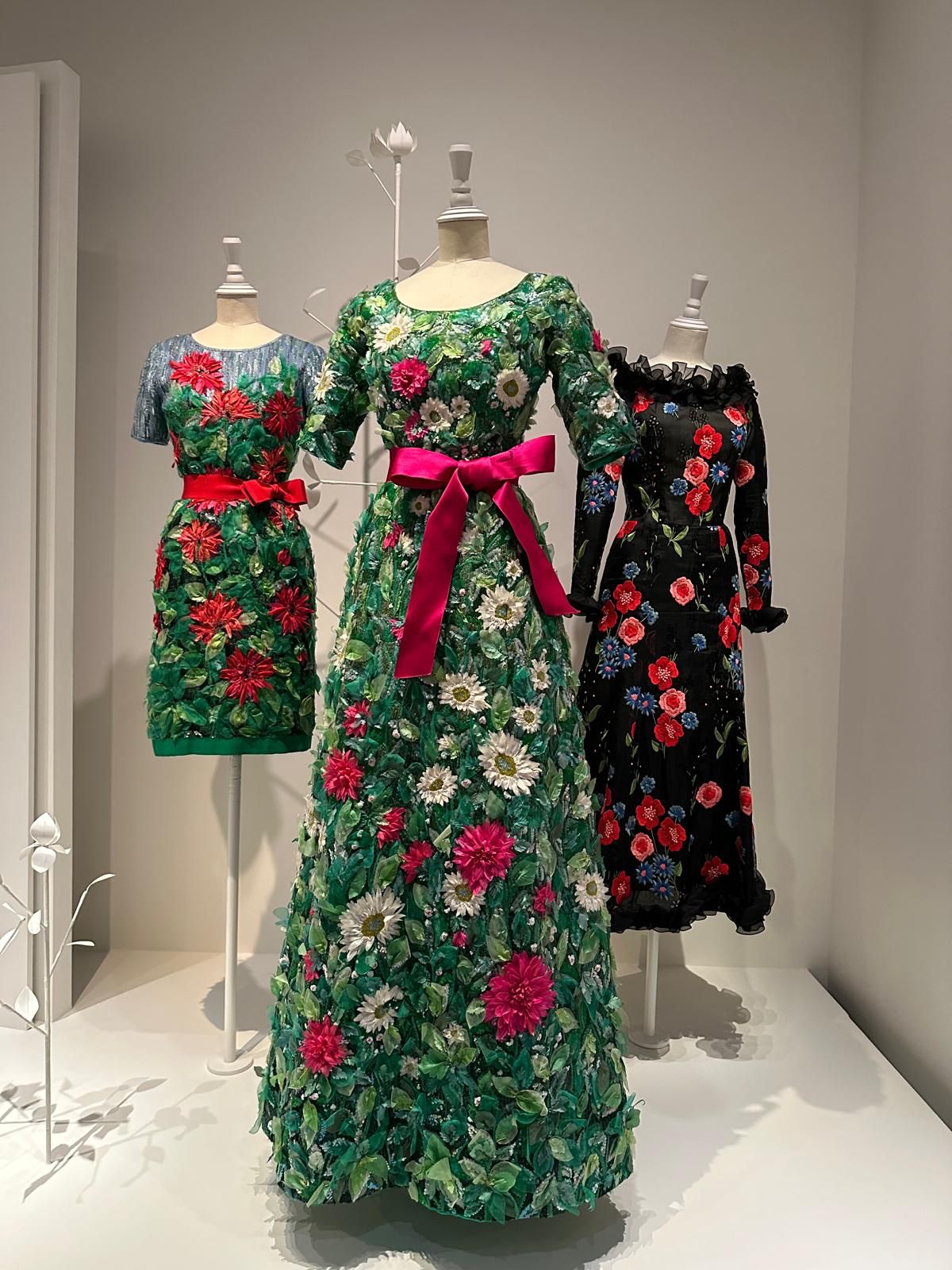 Vestidos com flores criados por Yves Saint Laurent