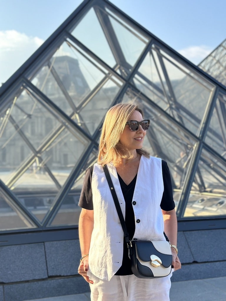 Valeria Doustaly no Louvre 